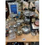 A GROUP OF SILVER PATE AND OTHER METALWARES TO INCLUDE SELENGOR PICTURE FRAME, DRESSING TABLE