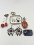 A COLLECTION OF SILVER JEWELLERY TO INCLUDE A HINGED BANGLE, A LARGE RED HARDSTONE OVAL PENDANT,