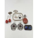 A COLLECTION OF SILVER JEWELLERY TO INCLUDE A HINGED BANGLE, A LARGE RED HARDSTONE OVAL PENDANT,