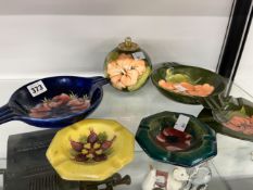 FIVE VARIOUS MOORCROFT ASHTRAYS AND A LARGE TABLE LIGHTER.