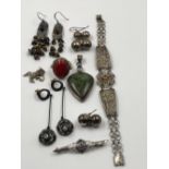 A COLLECTION OF SILVER JEWELLERY, UNHALLMARKED MOSTLY STAMPED 925 TO INCLUDE EARRINGS, BROOCH,