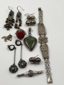 A COLLECTION OF SILVER JEWELLERY, UNHALLMARKED MOSTLY STAMPED 925 TO INCLUDE EARRINGS, BROOCH,