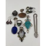 A SELECTION OF SILVER JEWELLERY TO INCLUDE FOUR VARIOUS HARDSTONE PENDANTS, A SILVER CHARM BRACELET,