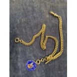 A HALLMARKED 18ct GOLD CURB CHAIN WATCH ALBERT COMPLETE WITH 18ct GOLD T-BAR AND ENAMELLED 1914