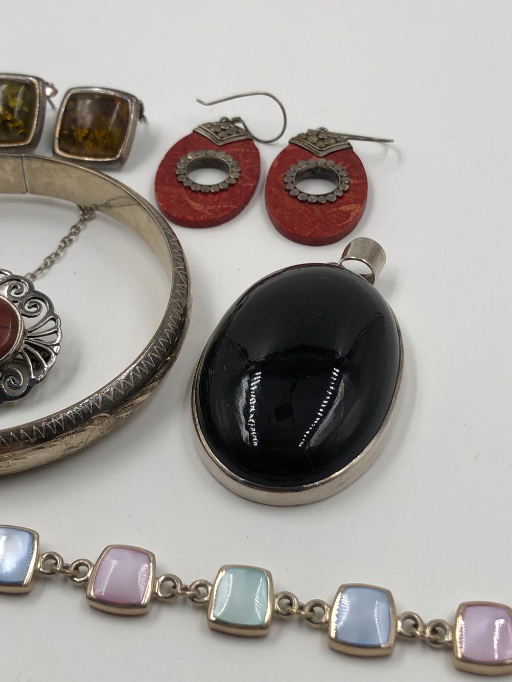 AN ASSORTMENT OF SILVER JEWELLERY TO INCLUDE A BANGLE, A LARGE HARDSTONE OVAL PENDANT, A MULTI STONE - Image 4 of 4