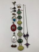 AN ASSORTMENT OF SILVER JEWELLERY TO INCLUDE A MULTI GREEN HARDSTONE BRACELET, A REVERSIBLE