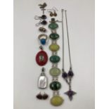 AN ASSORTMENT OF SILVER JEWELLERY TO INCLUDE A MULTI GREEN HARDSTONE BRACELET, A REVERSIBLE