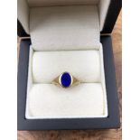 A VINTAGE 9CT HALLMARKED AND LAPIS LAZULIE SMALL SIGNET RING DATED 1989 BIRMINGHAM FOR DEAKIN AND