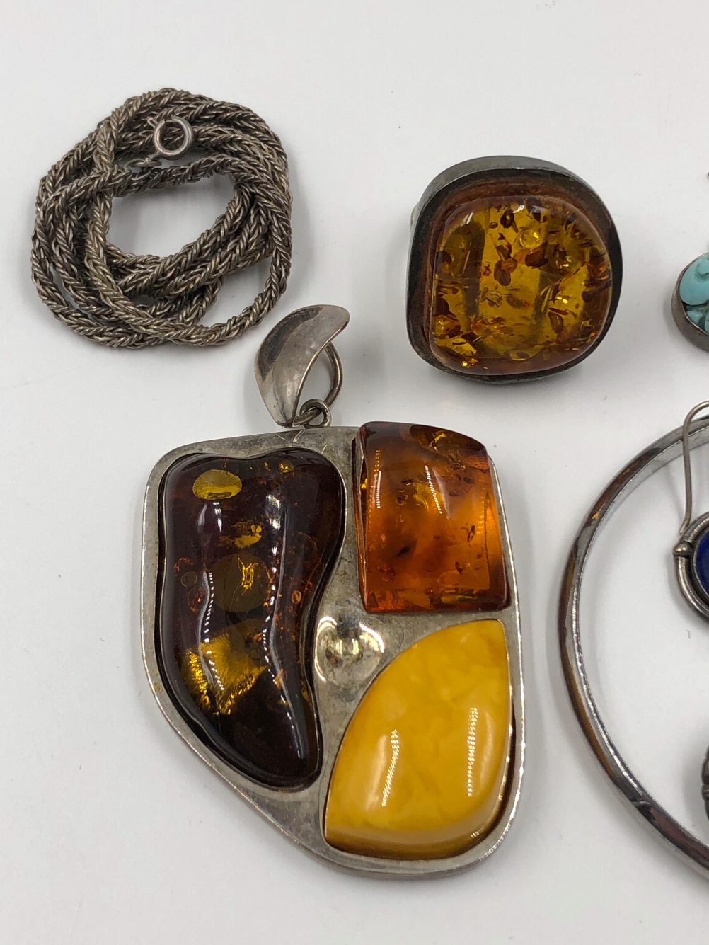 A COLLECTION OF SILVER JEWELLERY TO INCLUDE A LARGE MULTI AMBER PENDANT, AN AMBER RING, CARVED - Image 2 of 3