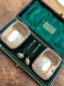 A CASED PAIR OF HALLMARKED SILVER SALTS AND SPOONS. GROSS WEIGHT 26grms.