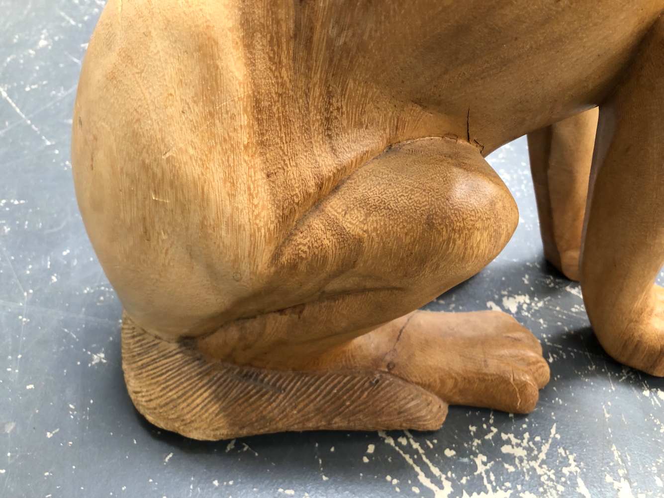 A LARGE CARVED WOODEN SEATED DOG. - Image 3 of 4