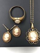 A 9ct HALLMARKED GOLD CAMEO PENDANT SUSUPENDED ON A FINE TRACE CHAIN, AND A 9ct GOLD CAMEO RING,