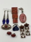 A BATCH OF SILVER JEWELLERY TO INCLUDE A LARGE HARDSTONE OVAL PENDANT, A PAIR OF VINTAGE STYLE OF