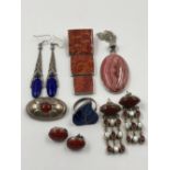 A BATCH OF SILVER JEWELLERY TO INCLUDE A LARGE HARDSTONE OVAL PENDANT, A PAIR OF VINTAGE STYLE OF