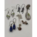 AN ASSORTMENT OF SILVER JEWELLERY TO INCLUDE AN AMBER SET LADYBIRD PENDANT AND EARRINGS SUITE, A