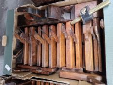 A LARGE GROUP OF ANTIQUE WOOD WORKING MOULDING PLANES, A BRASS AND ROSE WOOD MORTICE GAUGE,