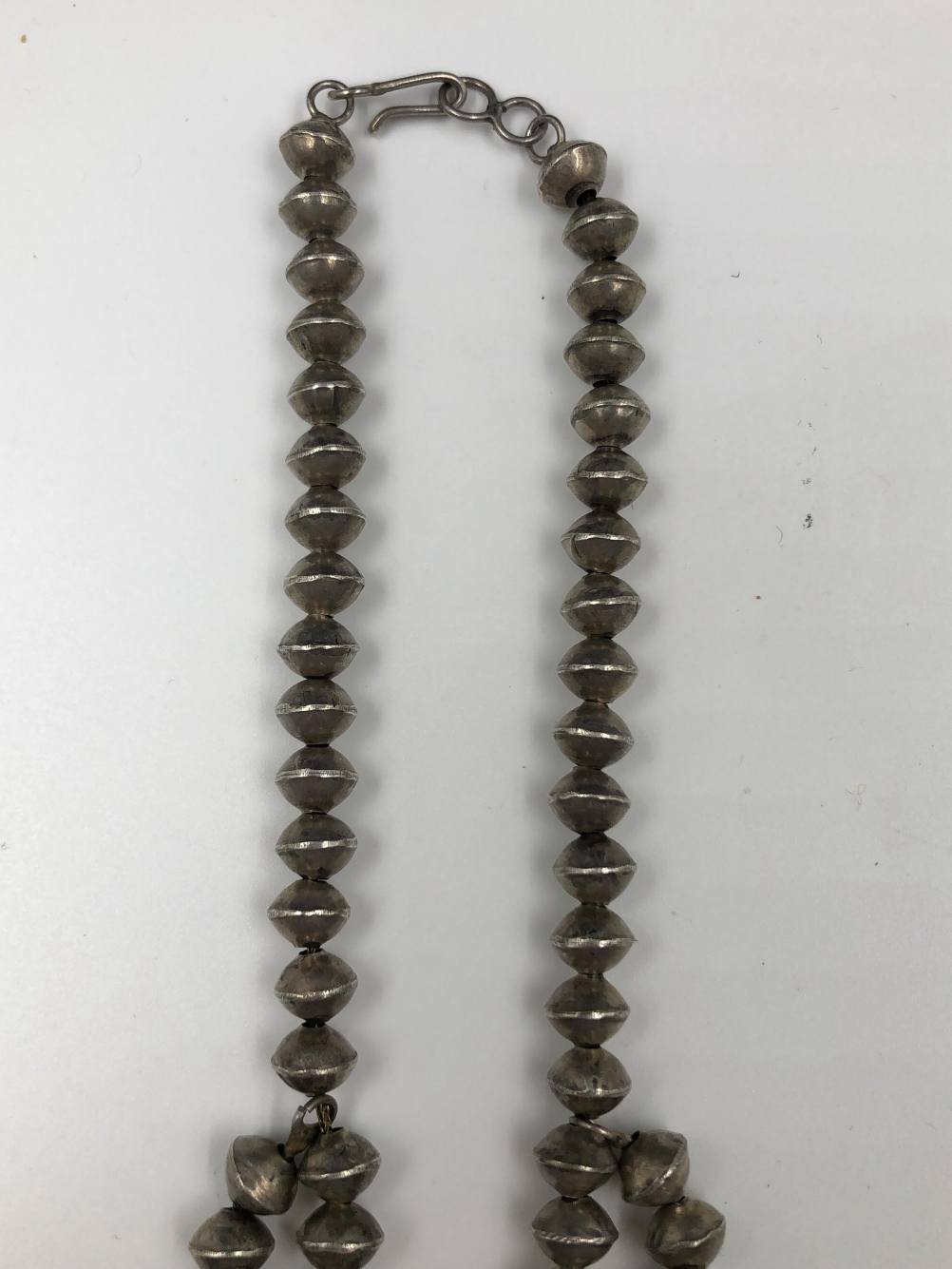 A NORTH AMERICAN INDIAN PROBABLY NAVAJO, 950 GRADE SILVER NECKLACE, THE INVERTED HORSESHOE SET - Image 5 of 11