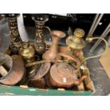 TWO BRASS OIL LAMPS, A COPPER KETTLE TOGETHER WITH MISCELLANEOUS METAL WARES