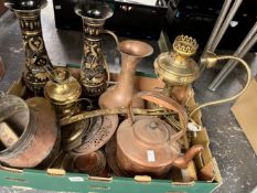 TWO BRASS OIL LAMPS, A COPPER KETTLE TOGETHER WITH MISCELLANEOUS METAL WARES
