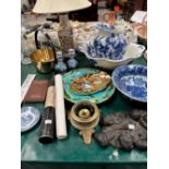 A BLUE AND WHITE WASHING JUG AND BOWL, A MAJOLICA DISH, A TABLE LAMP, A BRASS JAM PAN, A BOOK ON