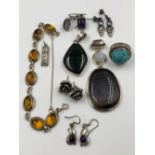 A COMBINATION OF VARIOUS SILVER JEWELLERY TO INCLUDE HARDSTONE PENDANTS, A CARVED TURQUOISE RING,