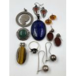 A QUANTITY OF SILVER JEWELLERY TO INCLUDE TWO LARGE HARDSTONE PENDANTS, FOUR PAIRS OF VARIOUS