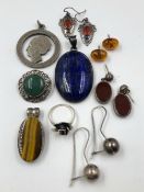 A QUANTITY OF SILVER JEWELLERY TO INCLUDE TWO LARGE HARDSTONE PENDANTS, FOUR PAIRS OF VARIOUS