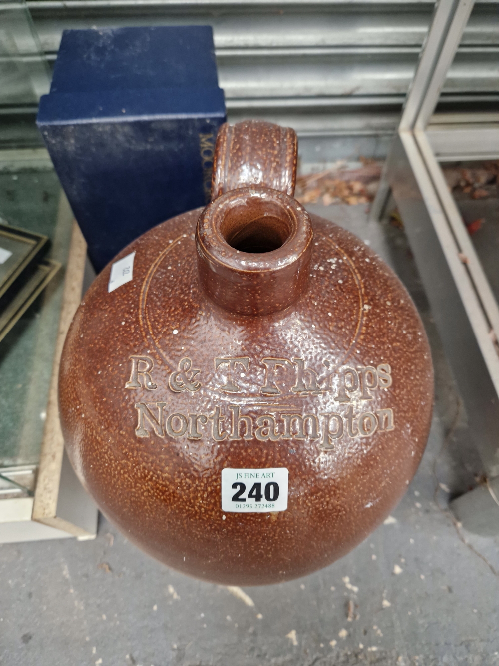 A LARGE TWO TONE FLAGON, SIGNED R & T PHIPPS, NORTHAMPTON. - Image 2 of 8