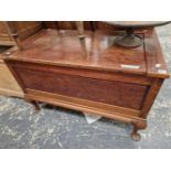 A SMALL OAK BLANKET CHEST H 66 X 107 X 61 cm