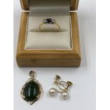 A GREEN HARDSTONE PENDANT, ASSESSED AS 9ct GOLD, TOGETHER WITH A PAIR OF 9ct STAMPED PEARL SCREW