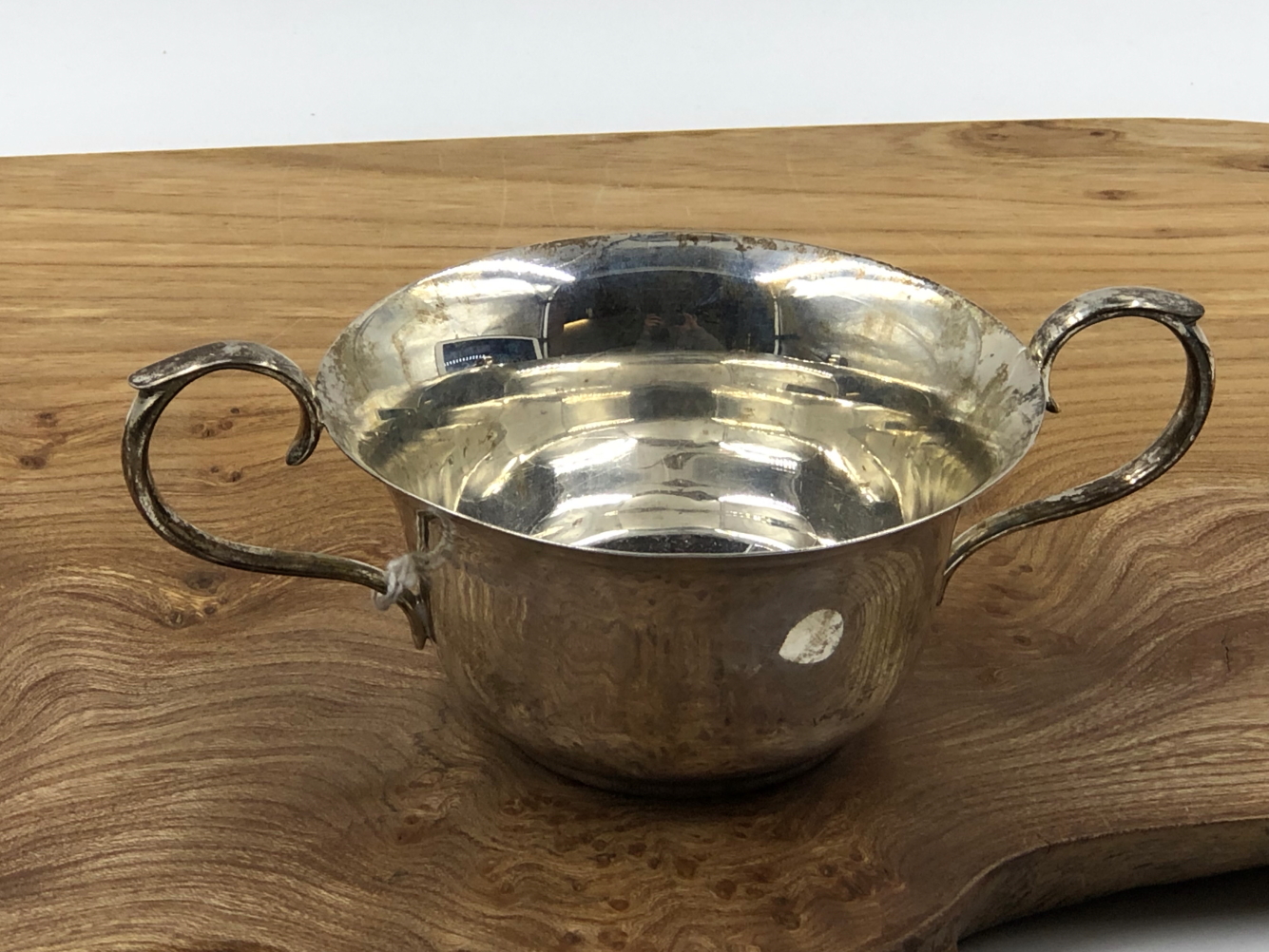 HALLMARKED SILVER TO INCLUDE A TWO HANDLED PORRINGER, AND A REGENCY STYLE SQUARE TEA CADDY DATED - Image 3 of 3