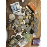 A COLLECTION OF WORLD COINS AND BANKNOTES TO INCLUDE SINGAPORE $1 , CENTRAL BANK OF IRELAND TEN