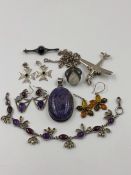 A COLLECTION OF SILVER JEWELLERY TO INCLUDE AMBER EARRINGS, A LARGE HARDSTONE OVAL PENDANT, MULTI