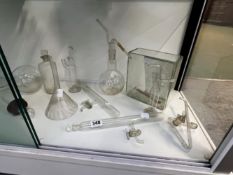 A SMALL COLLECTION OF SCIENTIFIC GLASSWARE.