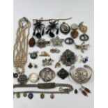 AN ASSORTMENT OF JEWELLERY TO INCLUDE A MEXICAN SILVER BANGLE, SILVER JEWELLERY TO INCLUDE FIVE
