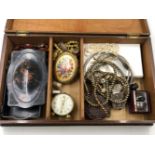 A WOODEN HINGED BOX OF COLLECTABLES AND JEWELLERY TO INCLUDE A VINTAGE LARGE HARDSTONE BROOCH, A