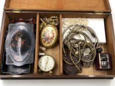 A WOODEN HINGED BOX OF COLLECTABLES AND JEWELLERY TO INCLUDE A VINTAGE LARGE HARDSTONE BROOCH, A
