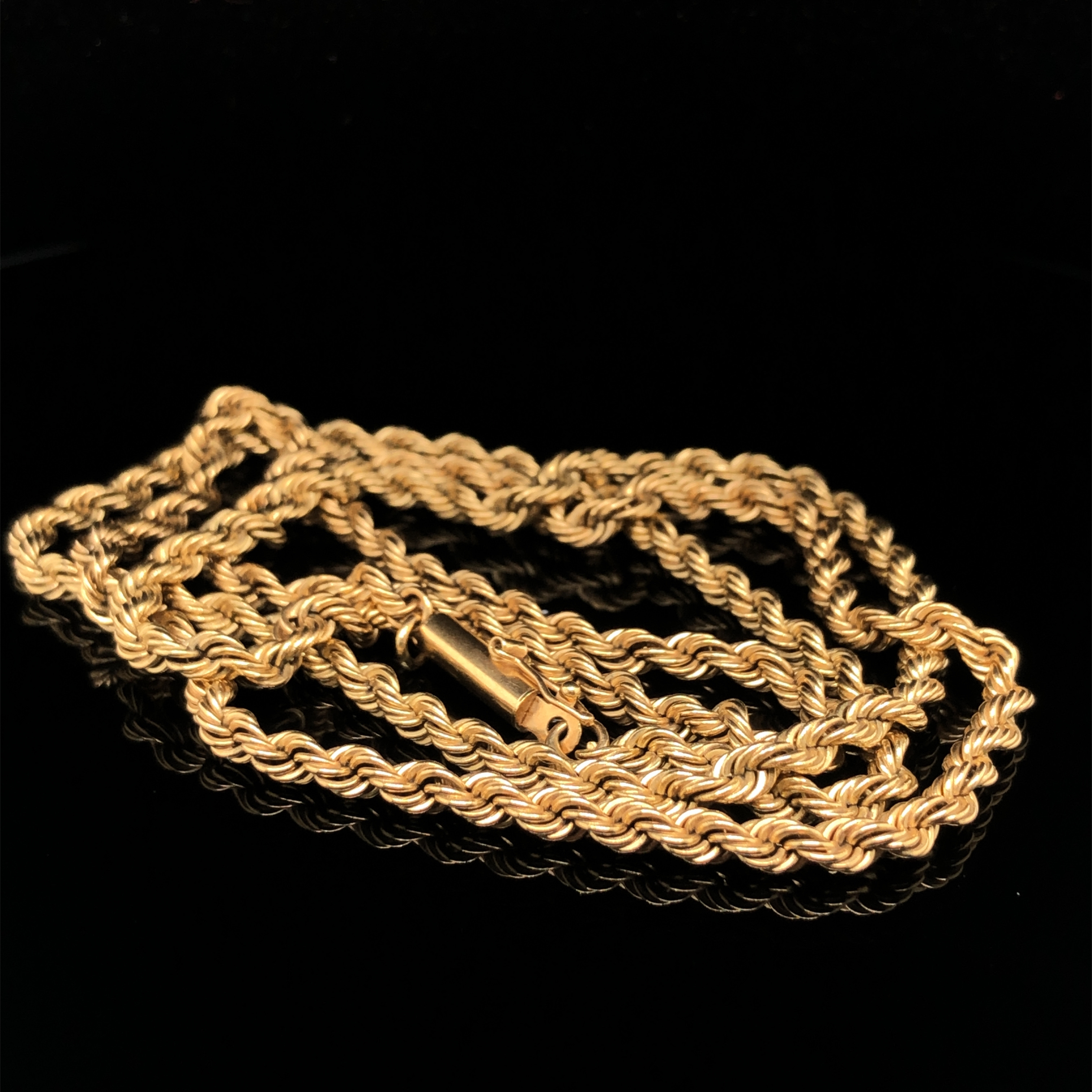 A SOLID WOVEN ROPE CHAIN WITH BARREL CLASP AND FIGURE OF EIGHT SAFETY CATCH. LENGTH 61cms. THE CLASP - Image 3 of 5