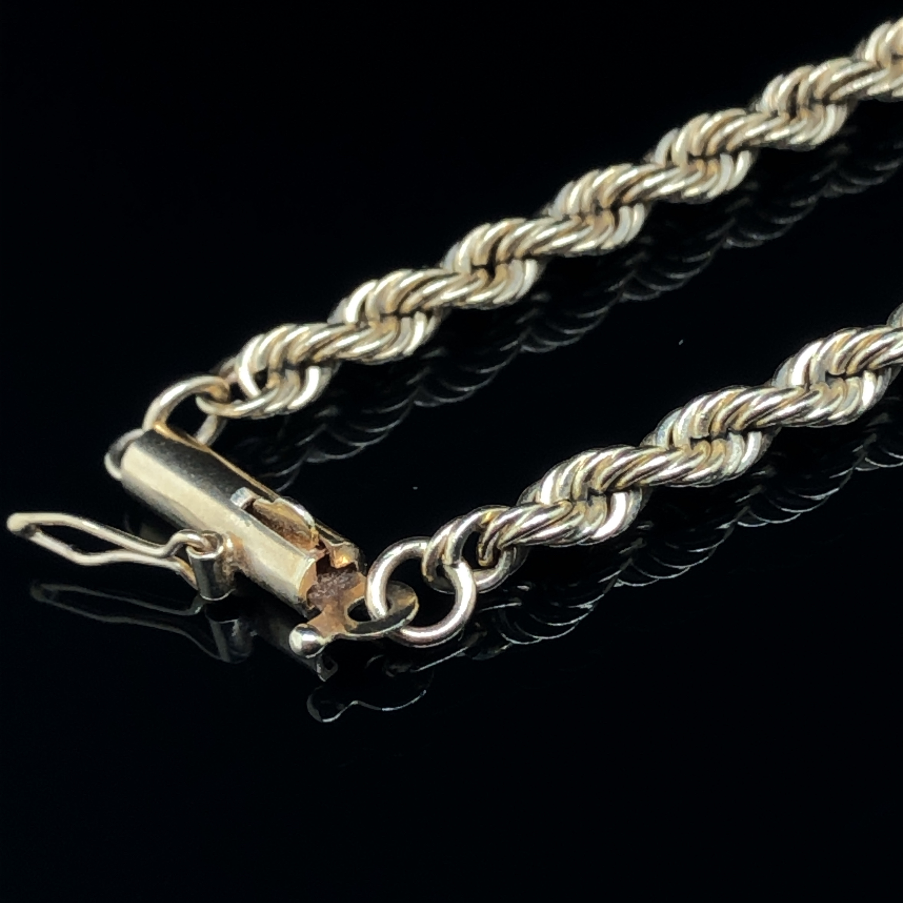 A SOLID WOVEN ROPE CHAIN WITH BARREL CLASP AND FIGURE OF EIGHT SAFETY CATCH. LENGTH 61cms. THE CLASP - Image 2 of 5
