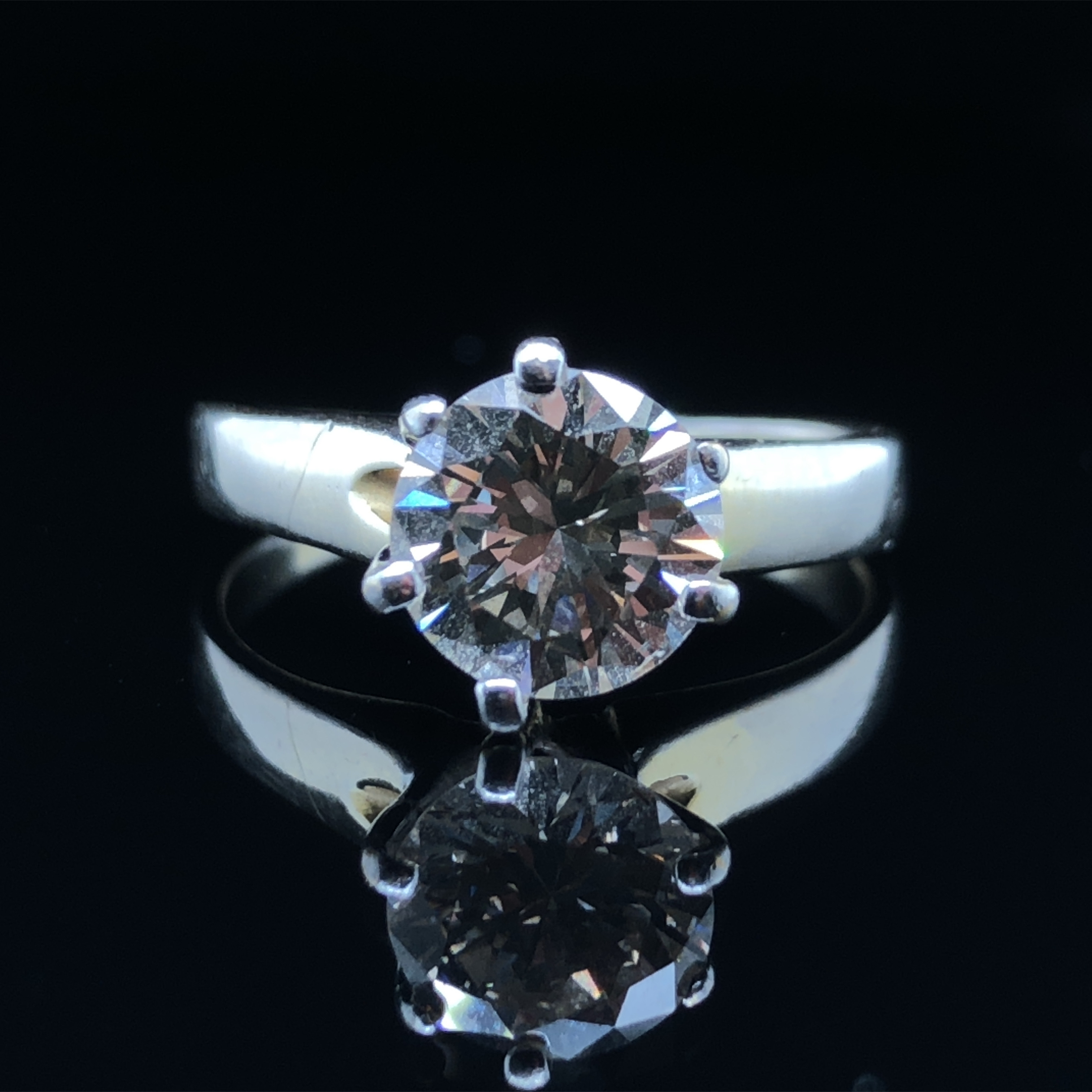 A DIAMOND SINGLE STONE RING. THE ROUND BRILLIANT DIAMOND IN A SIX CLAW RAISED SETTING UPON A PLAIN - Image 5 of 11