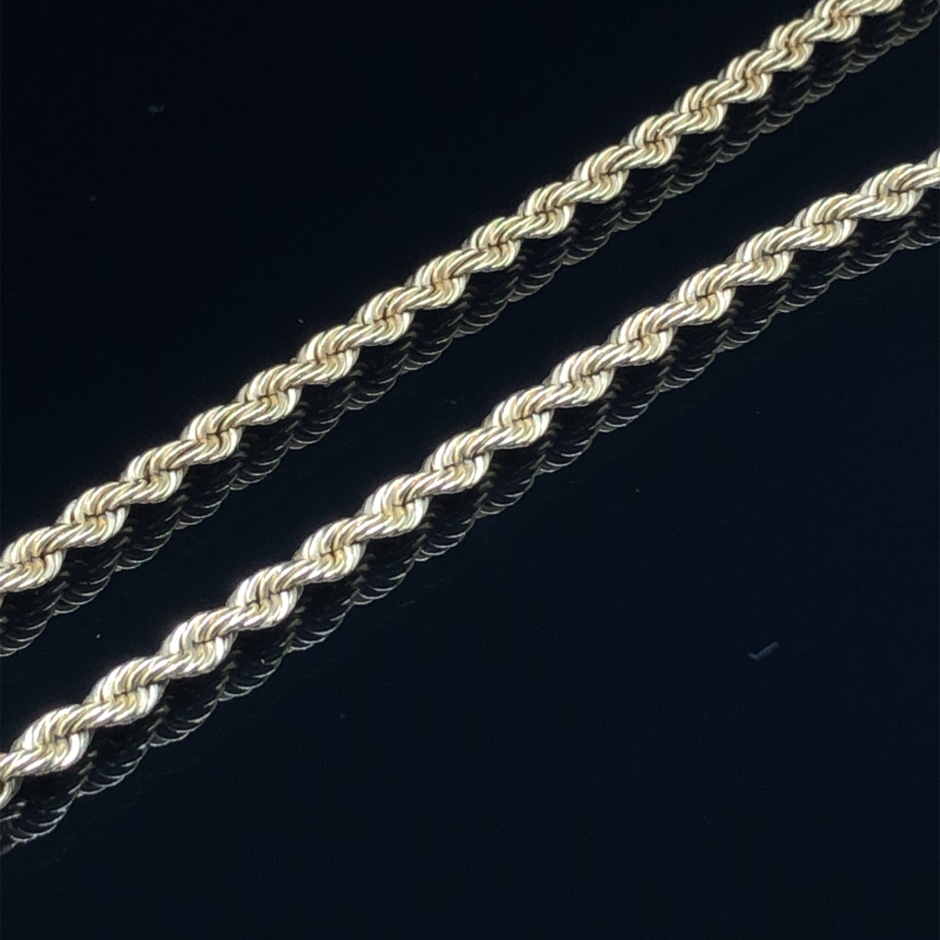 A SOLID WOVEN ROPE CHAIN WITH BARREL CLASP AND FIGURE OF EIGHT SAFETY CATCH. LENGTH 61cms. THE CLASP - Image 4 of 5