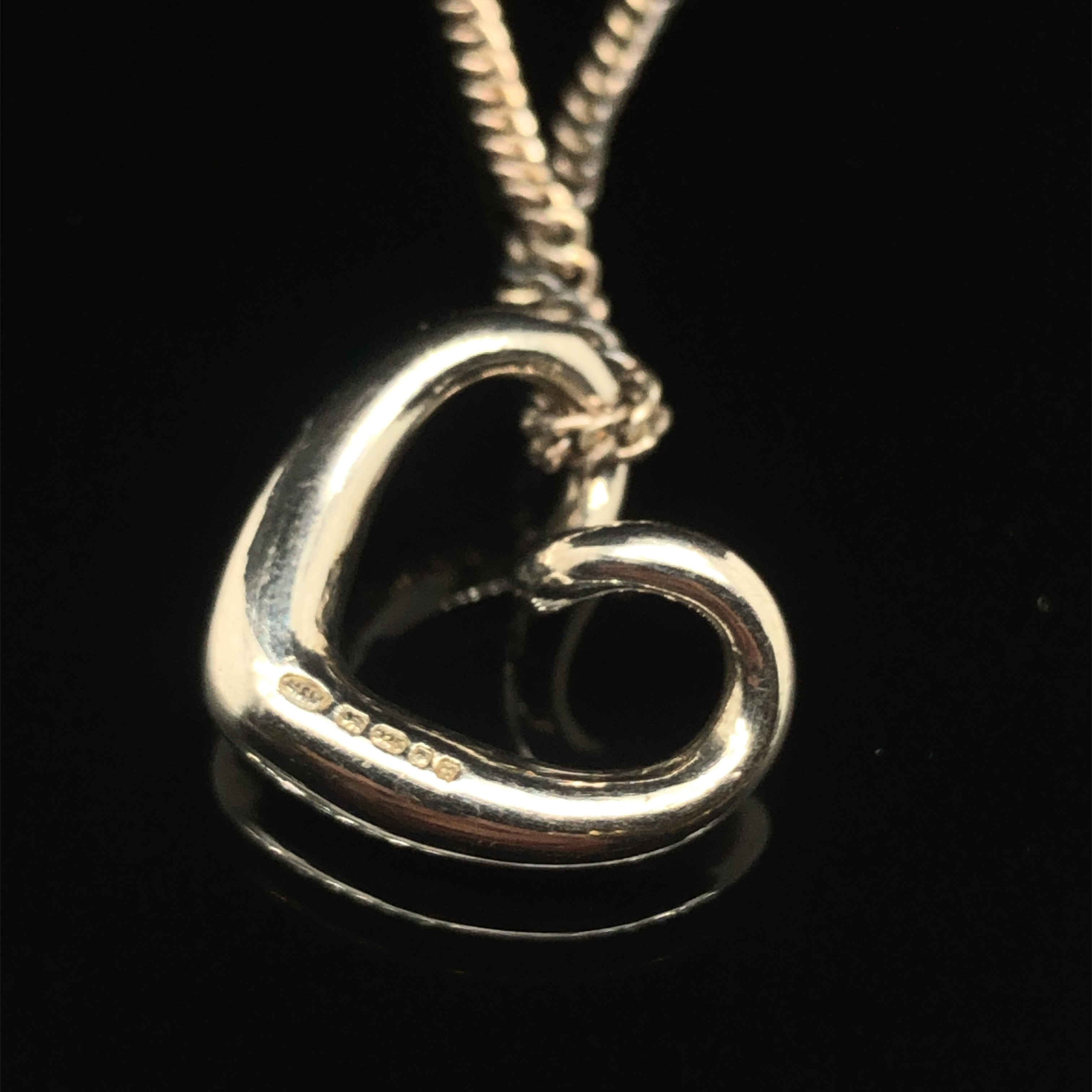 A MAPPIN AND WEBB HALLMARKED SILVER FLOATING HEART NECKLACE AND ASSOCIATED SILVER CURB CHAIN. THE - Image 2 of 2