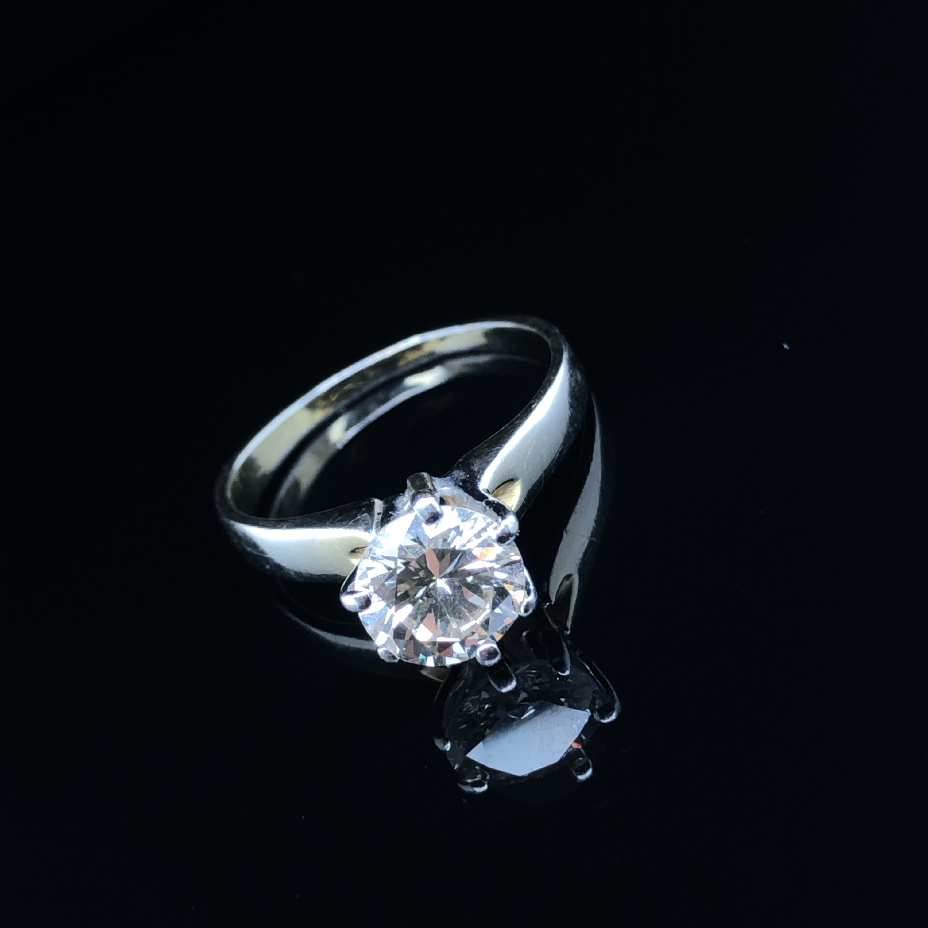 A DIAMOND SINGLE STONE RING. THE ROUND BRILLIANT DIAMOND IN A SIX CLAW RAISED SETTING UPON A PLAIN - Image 4 of 11