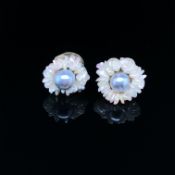A PAIR OF GREY AND WHITE PEARL FLORAL DESIGN STUD EARRINGS ON SCREW DOWN STEMS FOR PIERCED EARS.