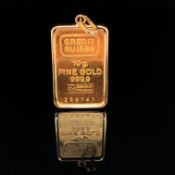 A 24ct FINE GOLD 10g BAR, 999.9 FINENESS. THE BAR HELD IN A PENDANT MOUNT, ASSESSED AS STAMPED