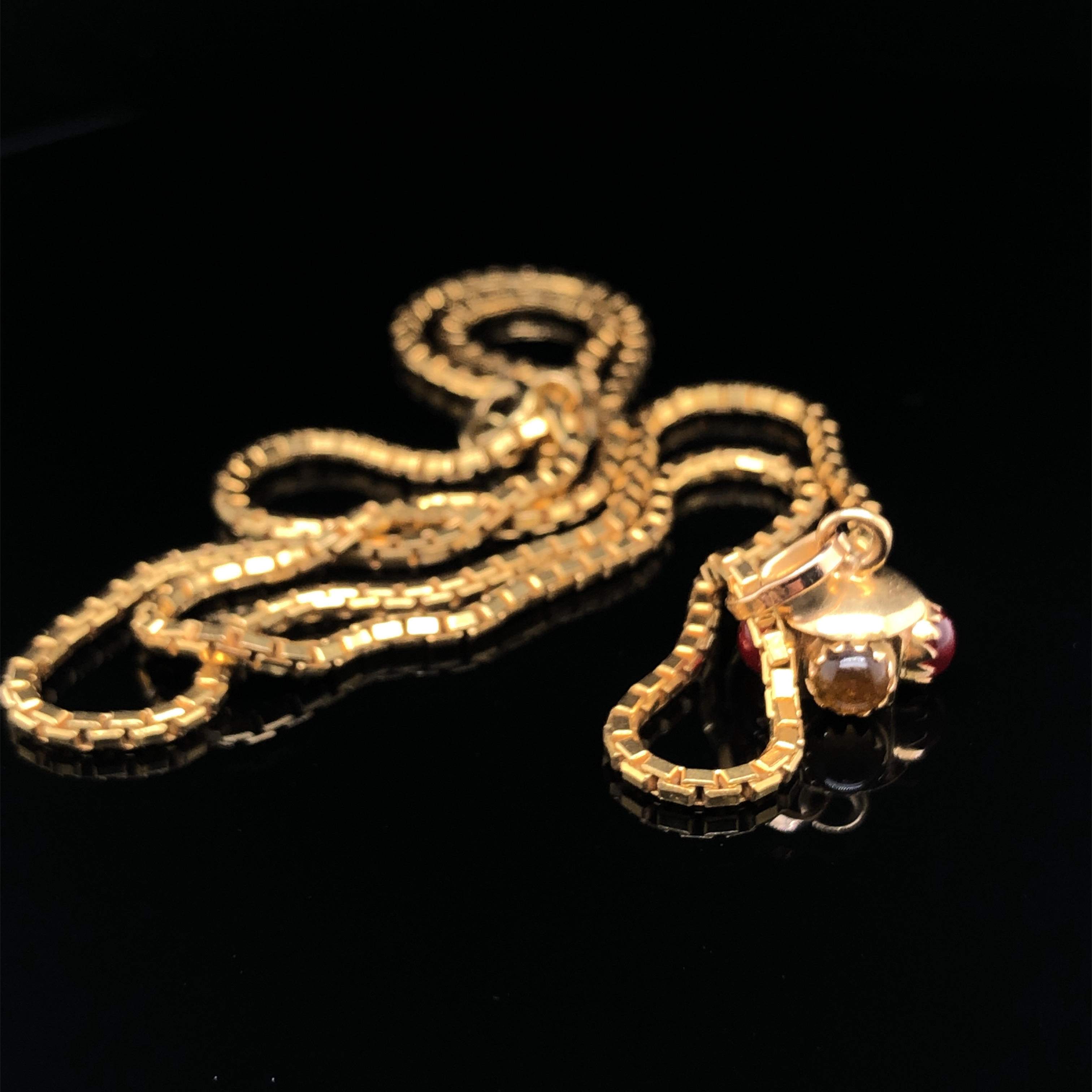 A SQUARE FILED SNAKE CHAIN AND A STONE SET PENDANT. THE CHAIN STAMPED 288 AR, 22KT, ASSESSED AS 22ct - Image 2 of 3