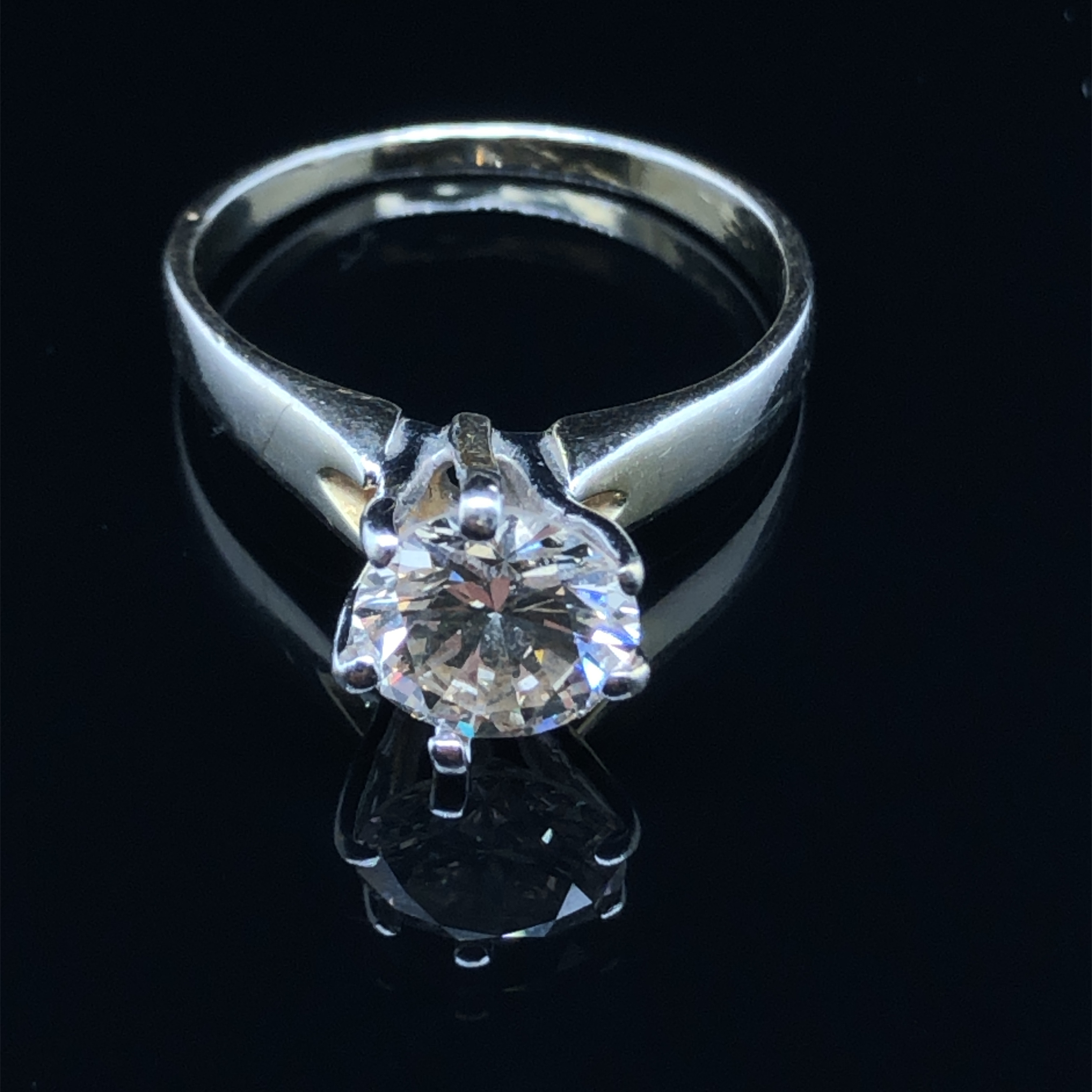 A DIAMOND SINGLE STONE RING. THE ROUND BRILLIANT DIAMOND IN A SIX CLAW RAISED SETTING UPON A PLAIN - Image 3 of 11