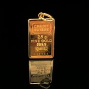 A 999.9 FINE GOLD 2.5g BAR SUSPENDED IN A MOUNT. THE BAIL STAMPED 750, THE BAIL AND MOUNT ASSESSED