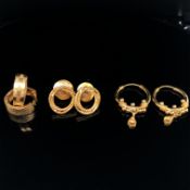 THREE PAIRS OF VARIOUS EARRINGS TO INCLUDE A PAIR OF HUGGIE HOOPS, WOVEN OPEN WORK KNOT EARRINGS,