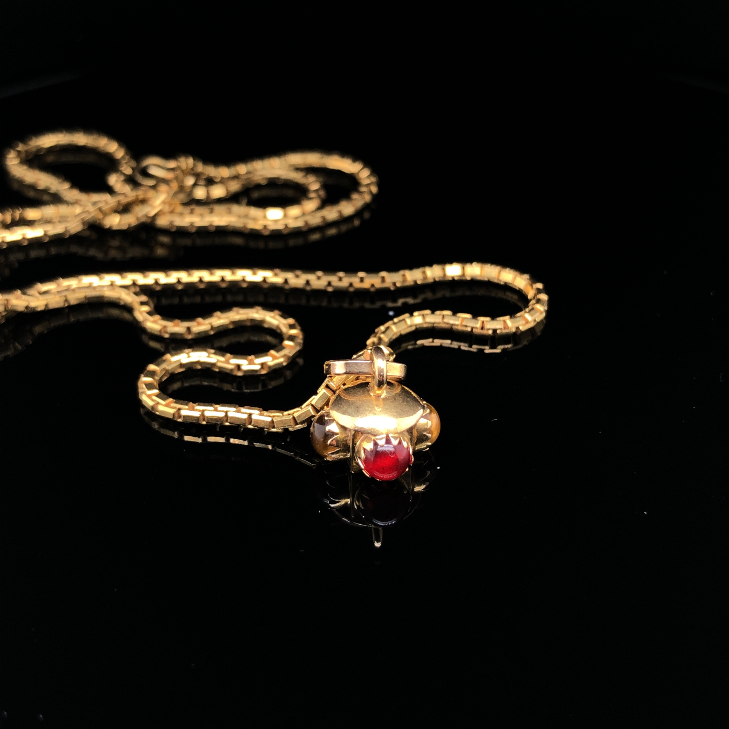A SQUARE FILED SNAKE CHAIN AND A STONE SET PENDANT. THE CHAIN STAMPED 288 AR, 22KT, ASSESSED AS 22ct - Image 3 of 3